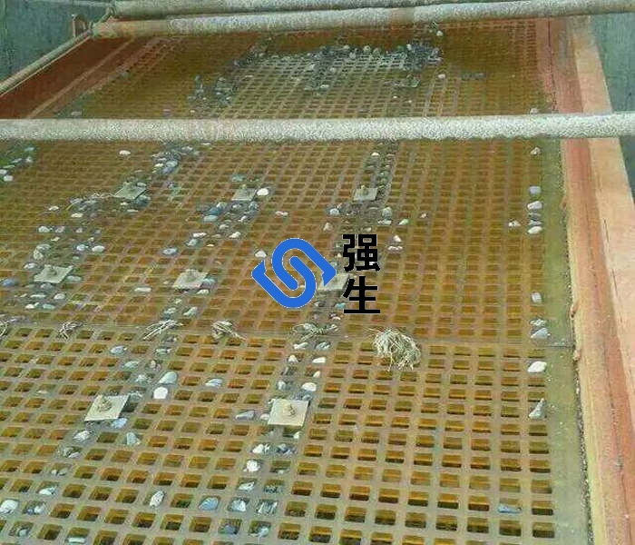 三點讓您知道細(xì)砂回收機(jī)振動脫水篩為什么大多選擇聚氨酯篩網(wǎng)篩板